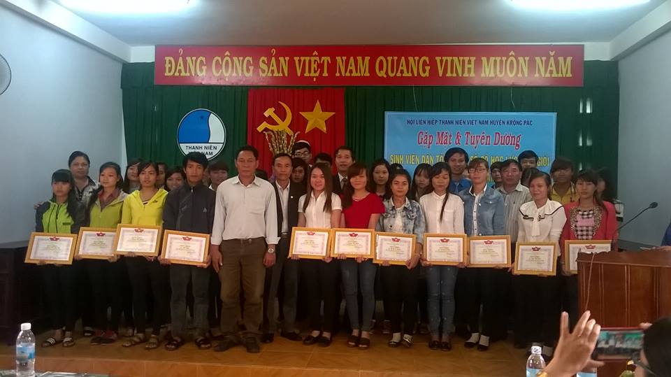 Krông Pắc: gặp mặt và tuyên dương sinh viên dân tộc thiểu số năm 2015